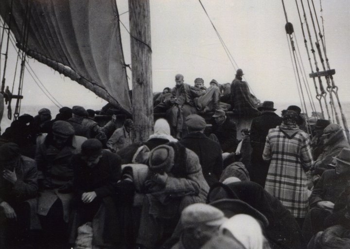 Põgenikud purjelaeva "Viru" pardal 22-23 septembril 1944. Foto: Saaremaa Muuseum