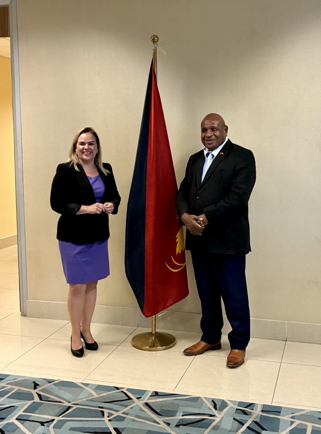 Asekantsler Minna-Liina Lind kohtumisel Paapua Uus-Guinea Välisministeeriumi kantsleri Elias Wohenguga. jpg_0.jpeg