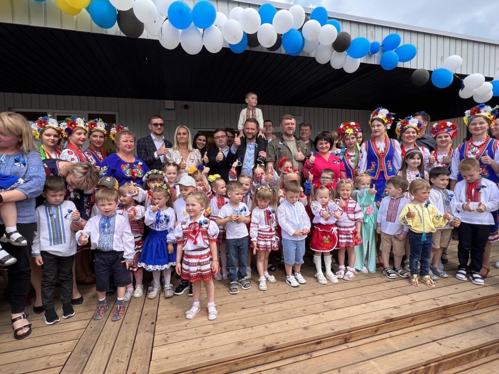 Välisminister Margus Tsahkna Ukrainas lasteaia avamisel 2.06.2023.jpg