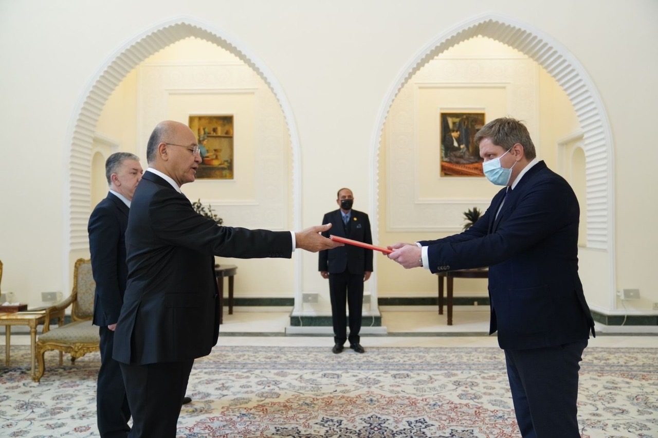 eesti_suursaadik_iraagis_lembit_uibo_fotol_paremal_annab_ule_oma_volikirja_iraagi_presidendile_barham_salihile_20.01.2022_0.jpeg